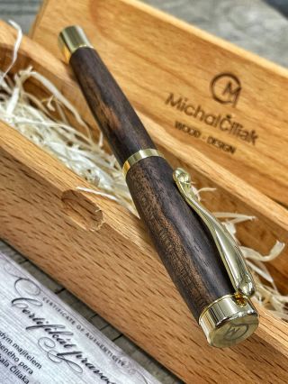 Amerikanische Walnuss für den Stift mit einzigartiger Maserung und Box aus Buchenholz – ein luxuriöses Set, das Auge und...