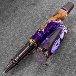 Füller aus Weinrebe und violettem Harz Aus einer alten Weinrebe, die einst sonnenverwöhnte Trauben trug, entstand dieses...