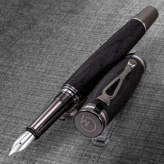 Füllfederhalter aus subfossiler Eiche – Holz, das über Jahrhunderte im Boden ruhte, bevor daraus dieses einzigartige Stück...