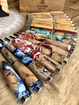 ✨ Eine frühere Kollektion von Füllfedern aus Rebenholz und farbigem Harz. Jedes Stück erzählt seine eigene Geschichte –...