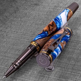 Ich präsentiere eines der schönsten Stücke, das derzeit in meinem Shop erhältlich ist – einen Stift aus Rebenholz und...